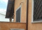 Impianto dual split marca GENERAL FUJITSU DC INV installato in una villa residenziale di Roma. Da notare la copertura delle linee elettriche e delle tubazioni dell'unita' esterna con pluviale in pvc per rimanere in sintonia con lo stile tipo casale della villa.